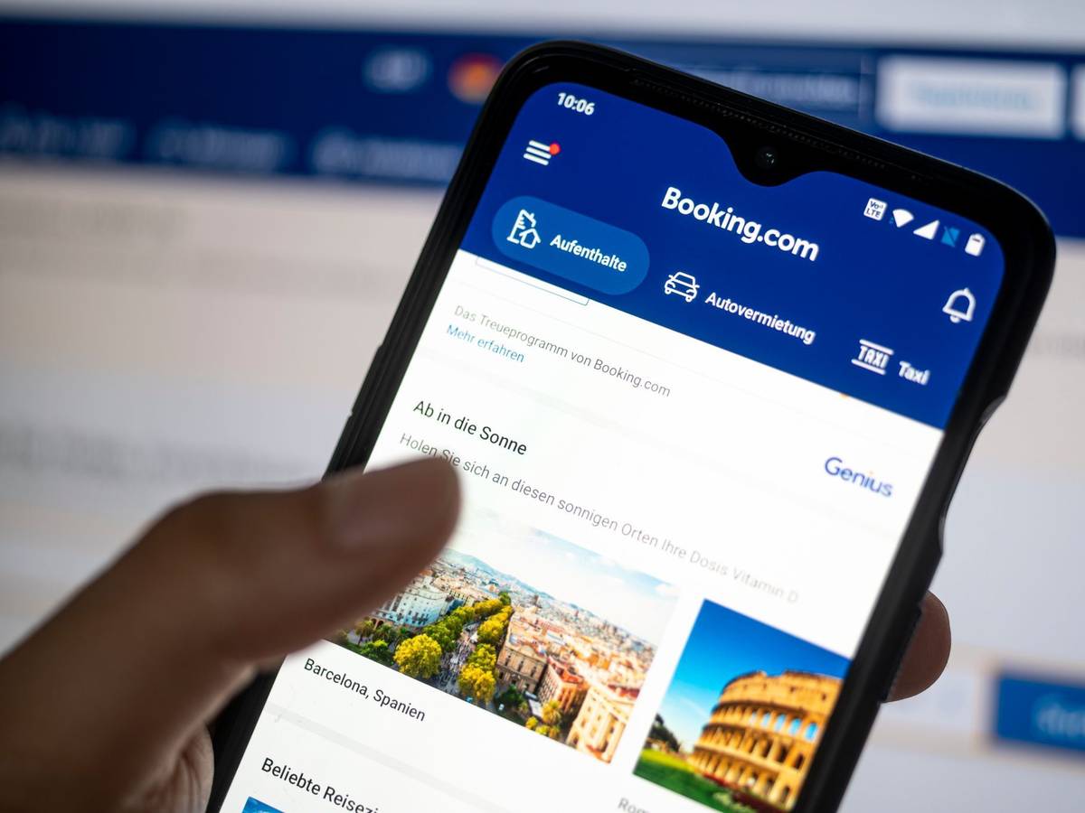 Die App „booking.com“ ist auf einem Smartphone zu sehen