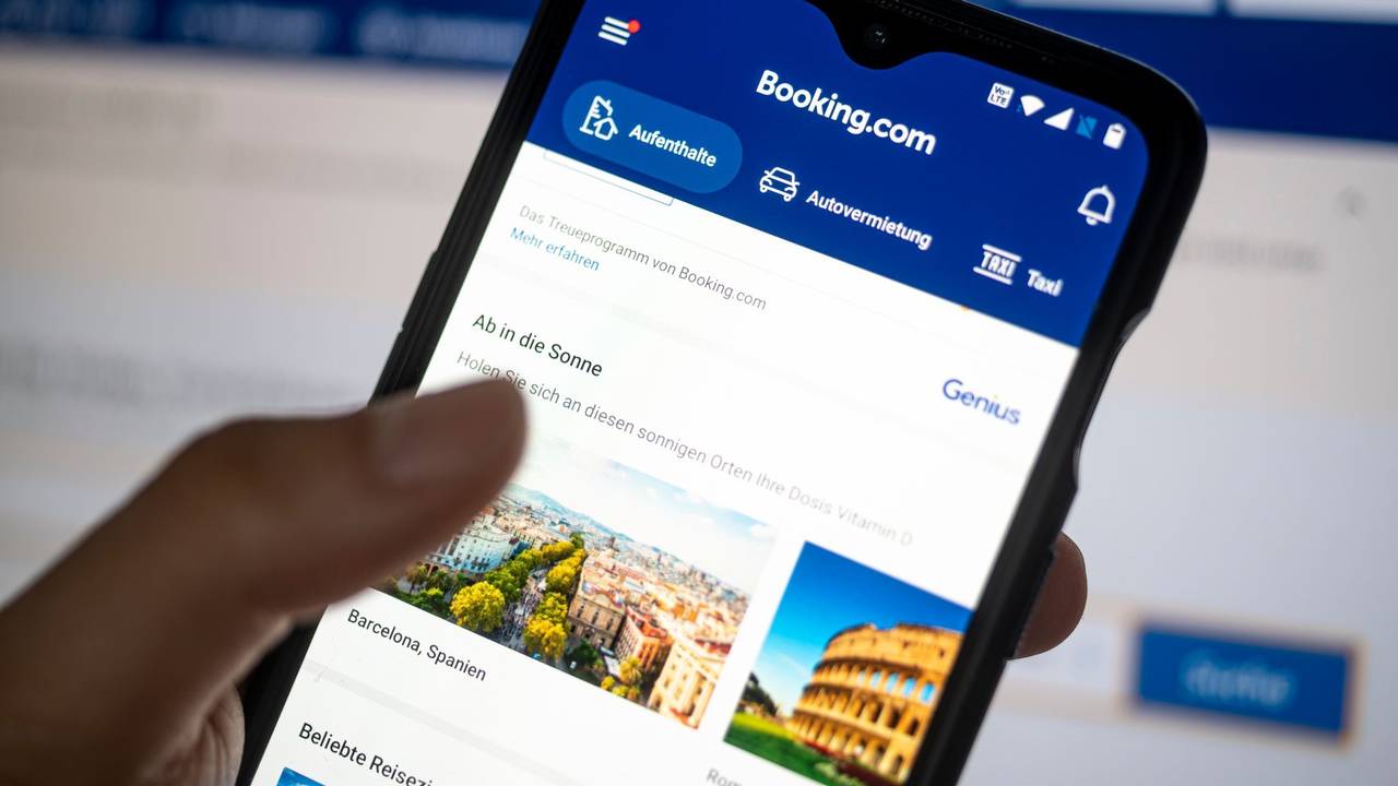Die App „booking.com“ ist auf einem Smartphone zu sehen