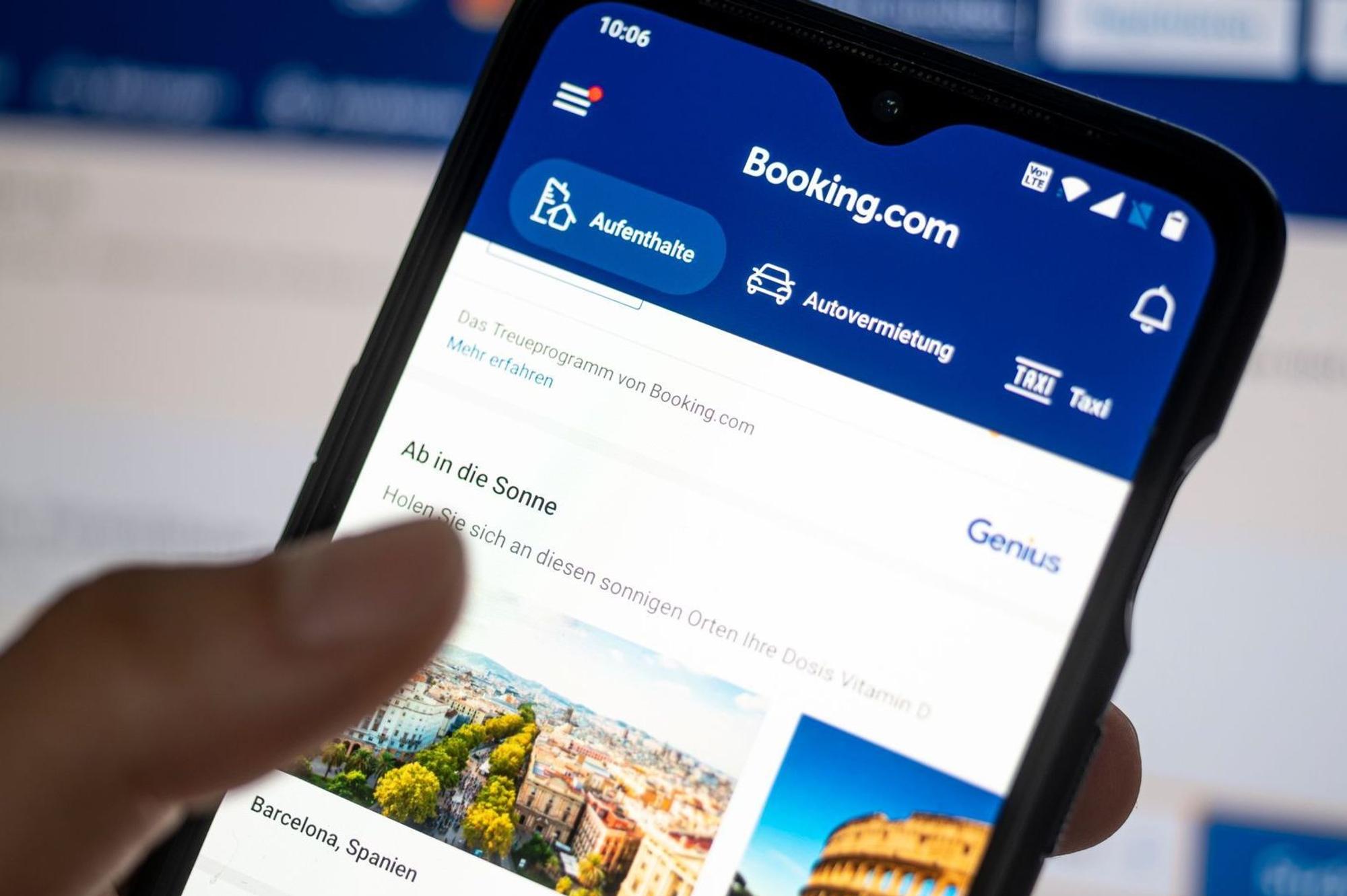 Die App „booking.com“ ist auf einem Smartphone zu sehen