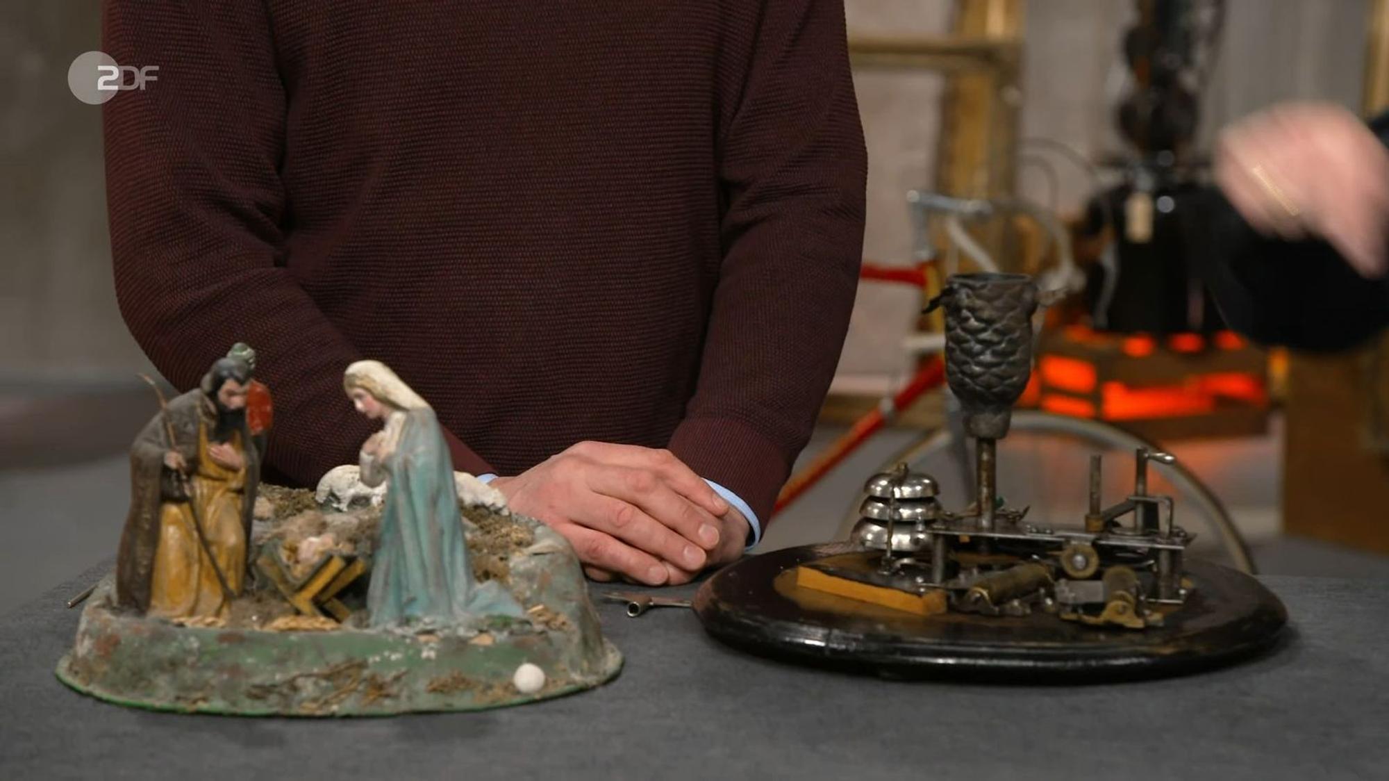 Der Christbaumständer mit Spieluhr aus der Zeit zwischen 1905 und 1910, vermutlich von Eckhardt, war 600 bis 800 Euro wert. Die Schmerzgrenze von 800 Euro wollte jedoch niemand im Händlerraum ausgeben. Der Christbaumständer blieb bei seiner Besitzerin.
(Bild: ZDF)