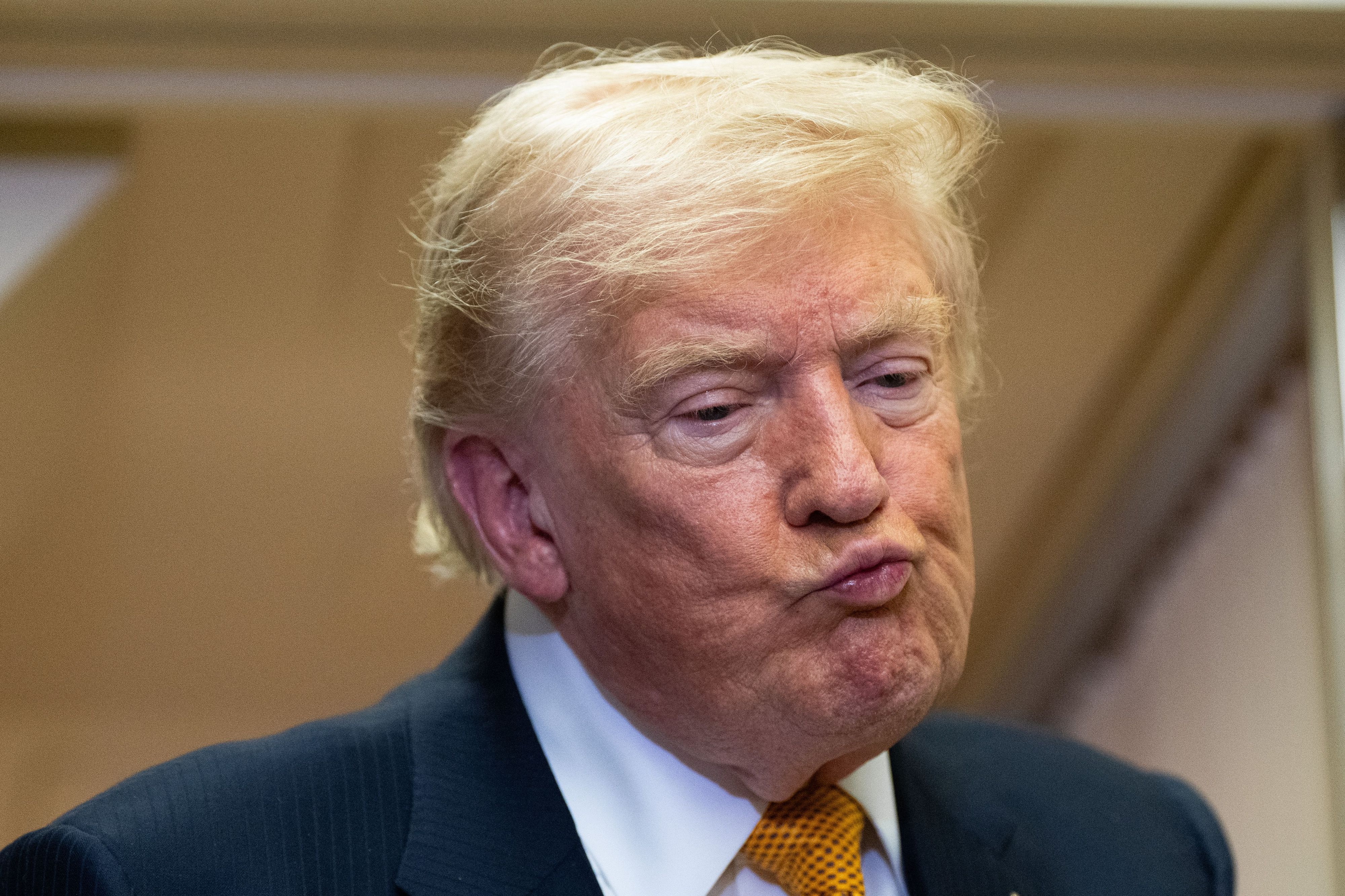 Donald Trump schmollt und droht: Die EU-Kommission hat gegen den US-Konzern eine Strafe von 890 Millionen Euro (eine Mrd. US-Dollar) wegen unfairer Geschäftspraktiken verhängt. (Archivbild)