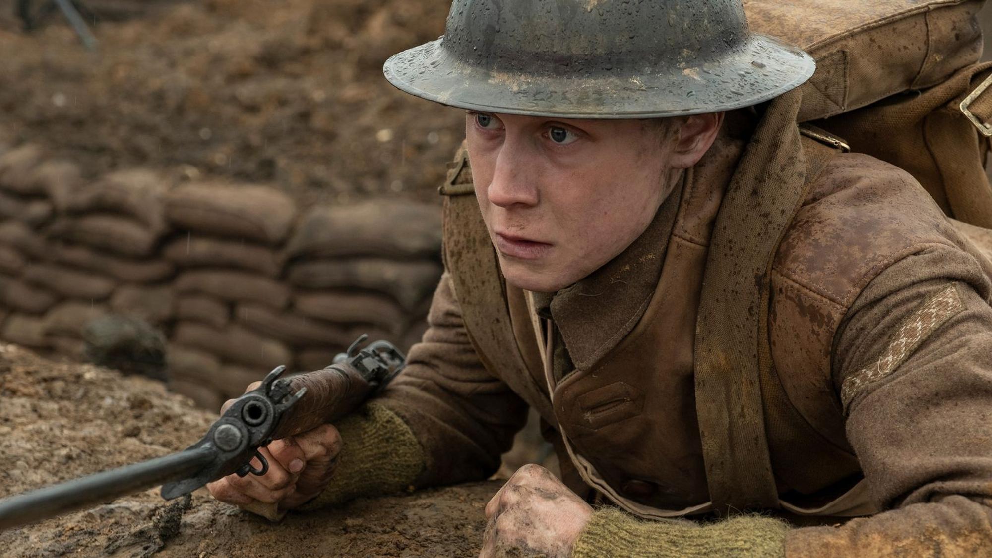 Der Krieg in einer Einstellung: „1917“ sieht aus, als wäre der Film ohne Schnitt gedreht - und das macht die Geschichte zweier Soldaten, die sich allein hinter die feindliche Linie kämpfen müssen, ungemein spannend und grauenvoll. (Bild: RTLZWEI)
