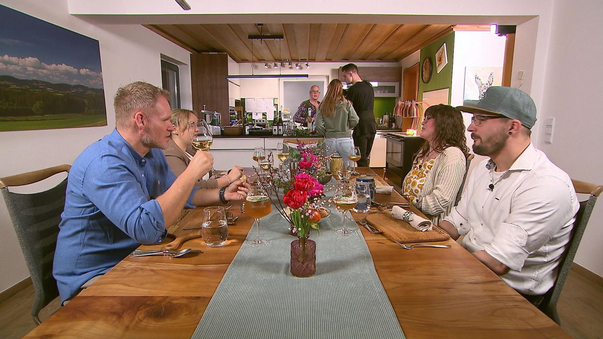Gudrun lässt sich zwischen den Gängen eher selten bei den anderen am Tisch blicken.
(Bild: RTL)