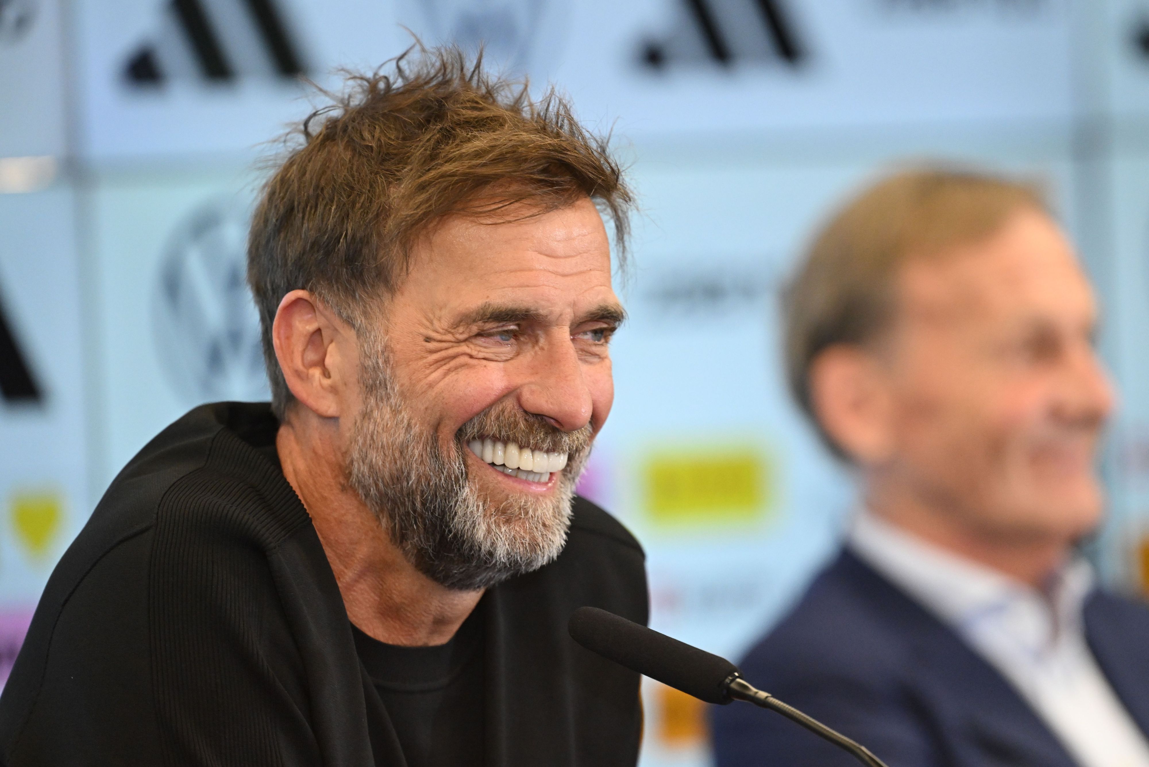 Jürgen Klopp grinst bei seiner offiziellen Vorstellung.
