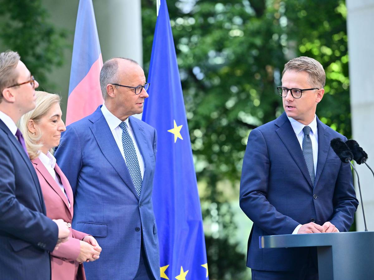 Bundeskanzler Friedrich Merz (2.v.r, CDU), die bisherige Gesundheitsministerin Nina Warken (CDU), der bisherige CDU-Generalsekretär Carsten Linnemann (r), und der bisherige Parlamentarische Staatssekretär im Digitalministerium, Philipp Amthor (l, CDU) geben eine Pressekonferenz im Kanzleramt in Berlin zu personellen Veränderungen in Regierung und CDU.