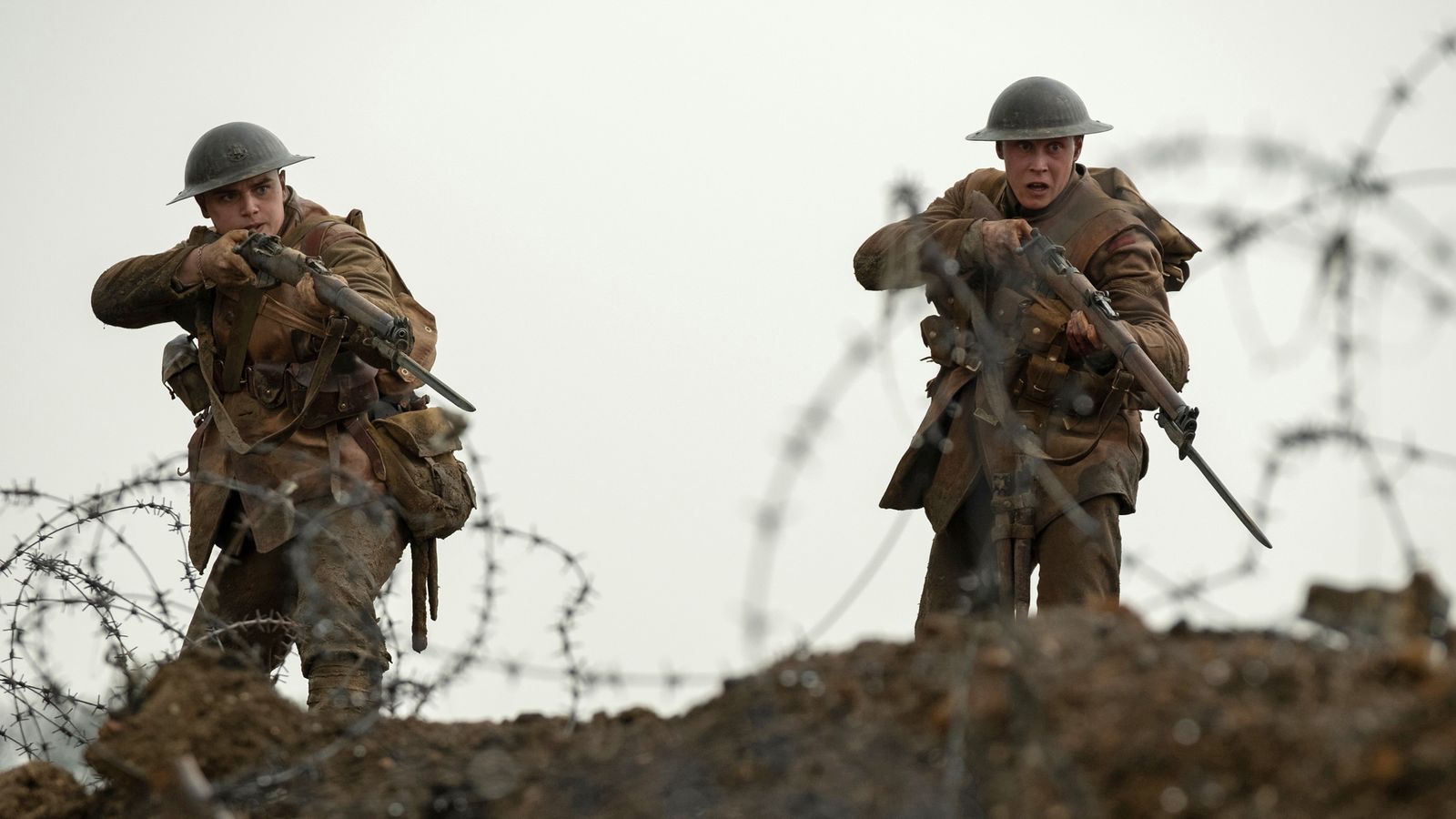 Hinter jeder Ecke und in jedem Krater könnte ein Feind lauern: Blake (Dean-Charles Chapman, links) und Schofield (George MacKay) wagen das Unmögliche.  (Bild: RTLZWEI)