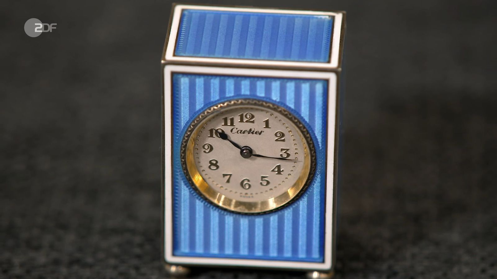 Die Reiseuhr von Cartier aus Sterling-Silber wurde zwischen 1905 und den 1910er-Jahren hergestellt und hatte einen Wert von 3.000 bis 4.000 Euro. Lisa Nüdling zahlte 4.100 Euro.
 (Bild: ZDF)