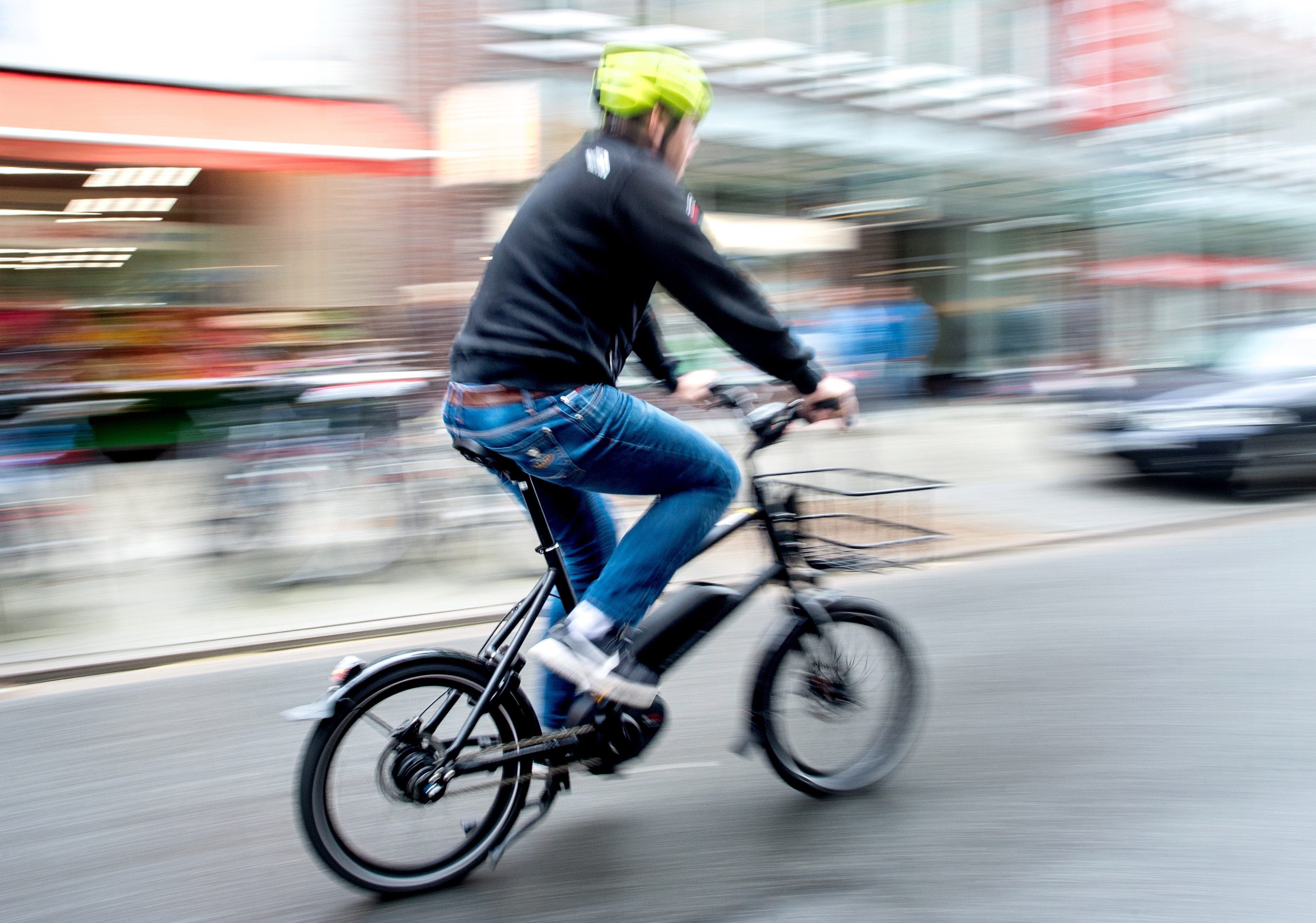 Ein Radfahrer fährt mit einem E-Bike auf einer Fahrradstraße. (Symbolfoto)