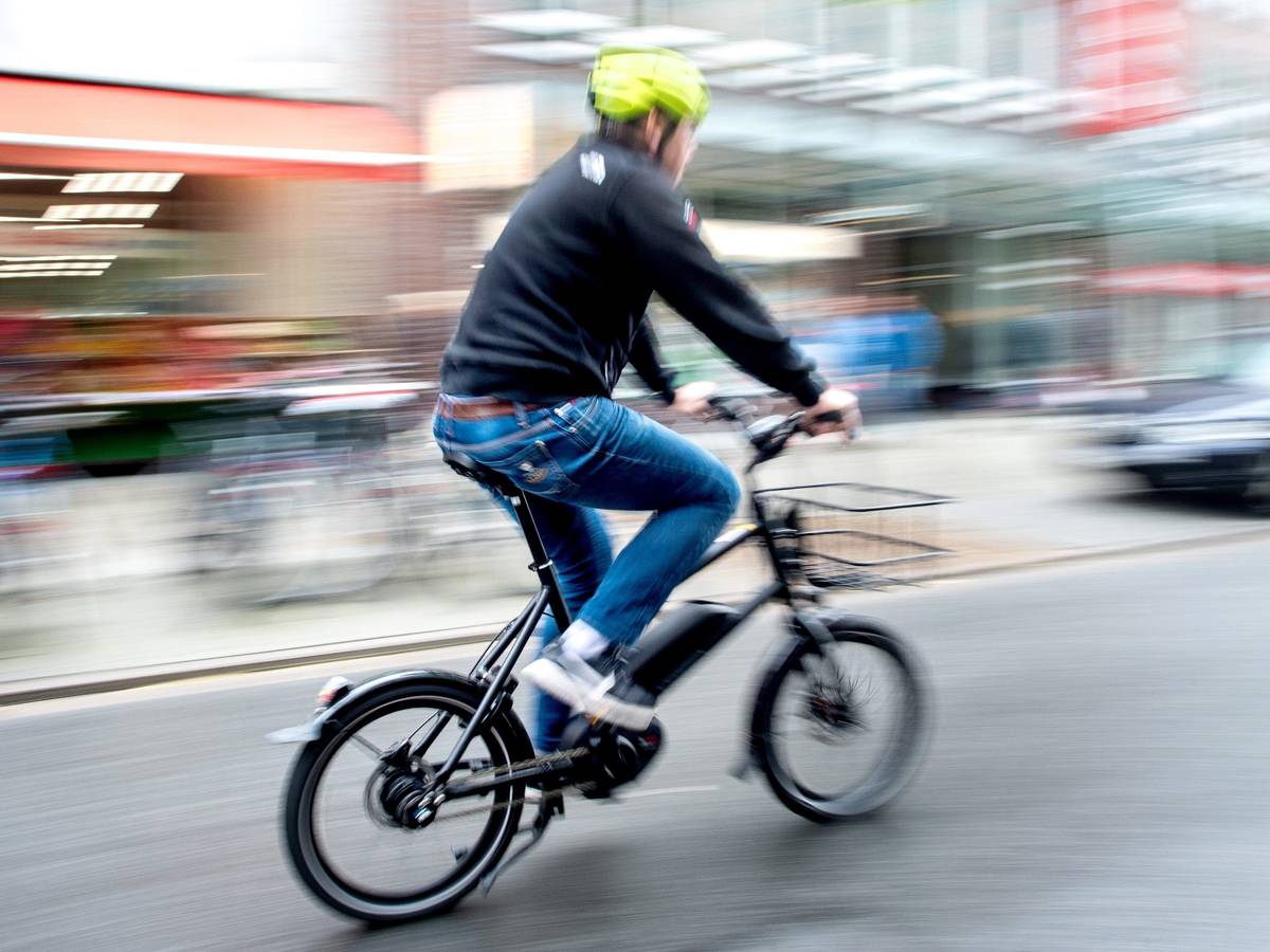 Ein Radfahrer fährt mit einem E-Bike auf einer Fahrradstraße. (Symbolfoto)