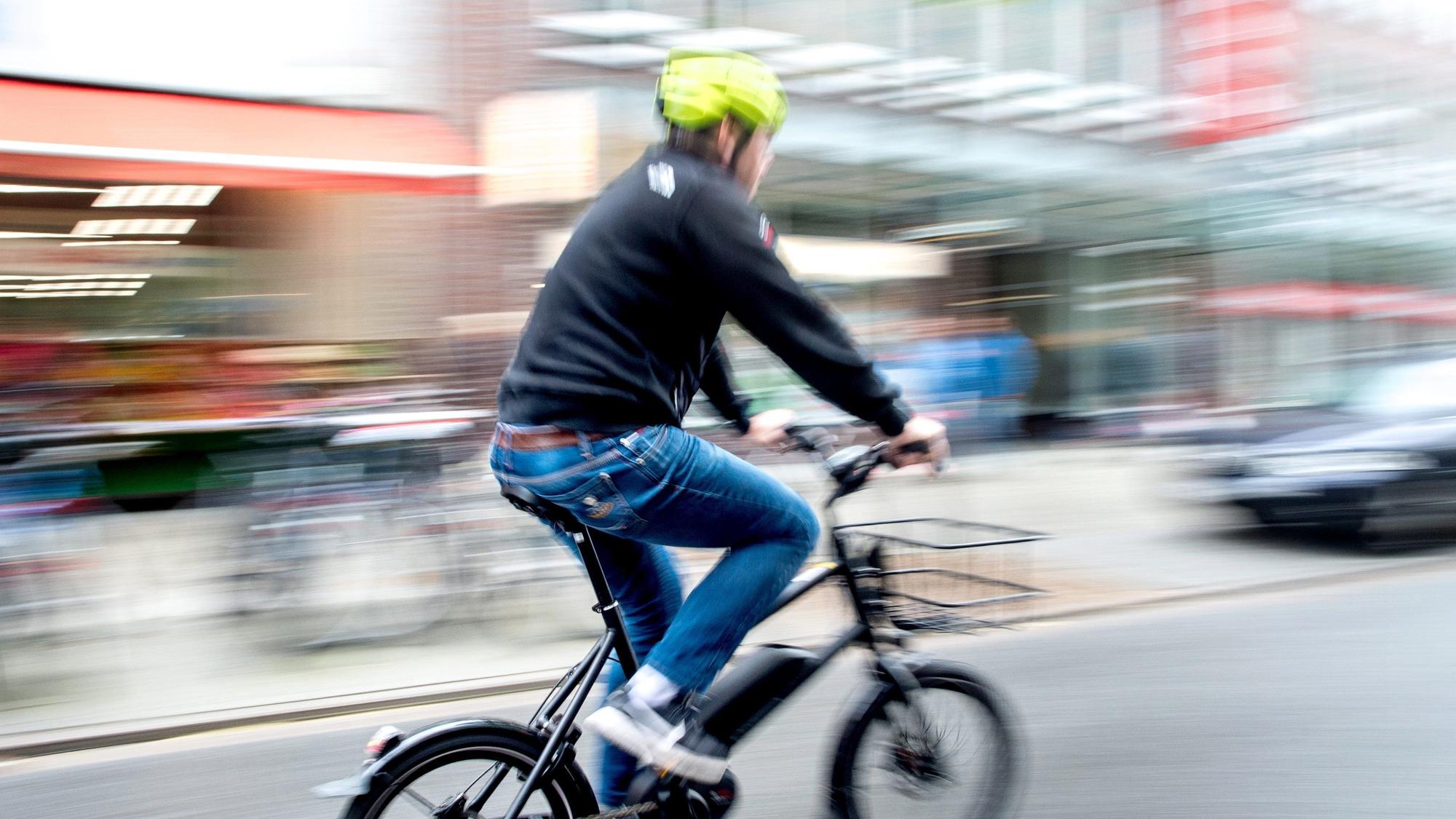 Ein Radfahrer fährt mit einem E-Bike auf einer Fahrradstraße. (Symbolfoto)