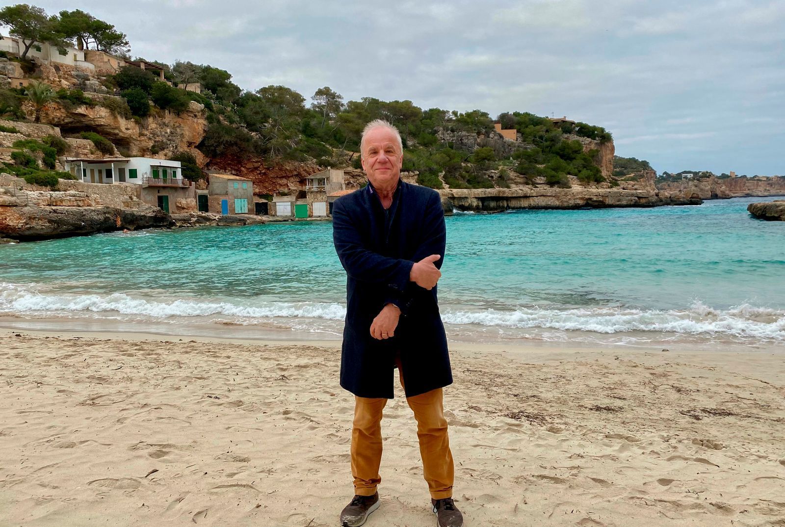 Die Doku „Hubertus Meyer-Burckhardt - Ein Porträt“ zeigt den Moderator auch auf Mallorca, wo er zusammen mit seiner Ehefrau, der Journalistin und Buchautorin Dorothee Röhrig, die mediterrane Lebensart und unkomplizierte Geselligkeit genießt. (Bild: NDR / Thomas Kierok)