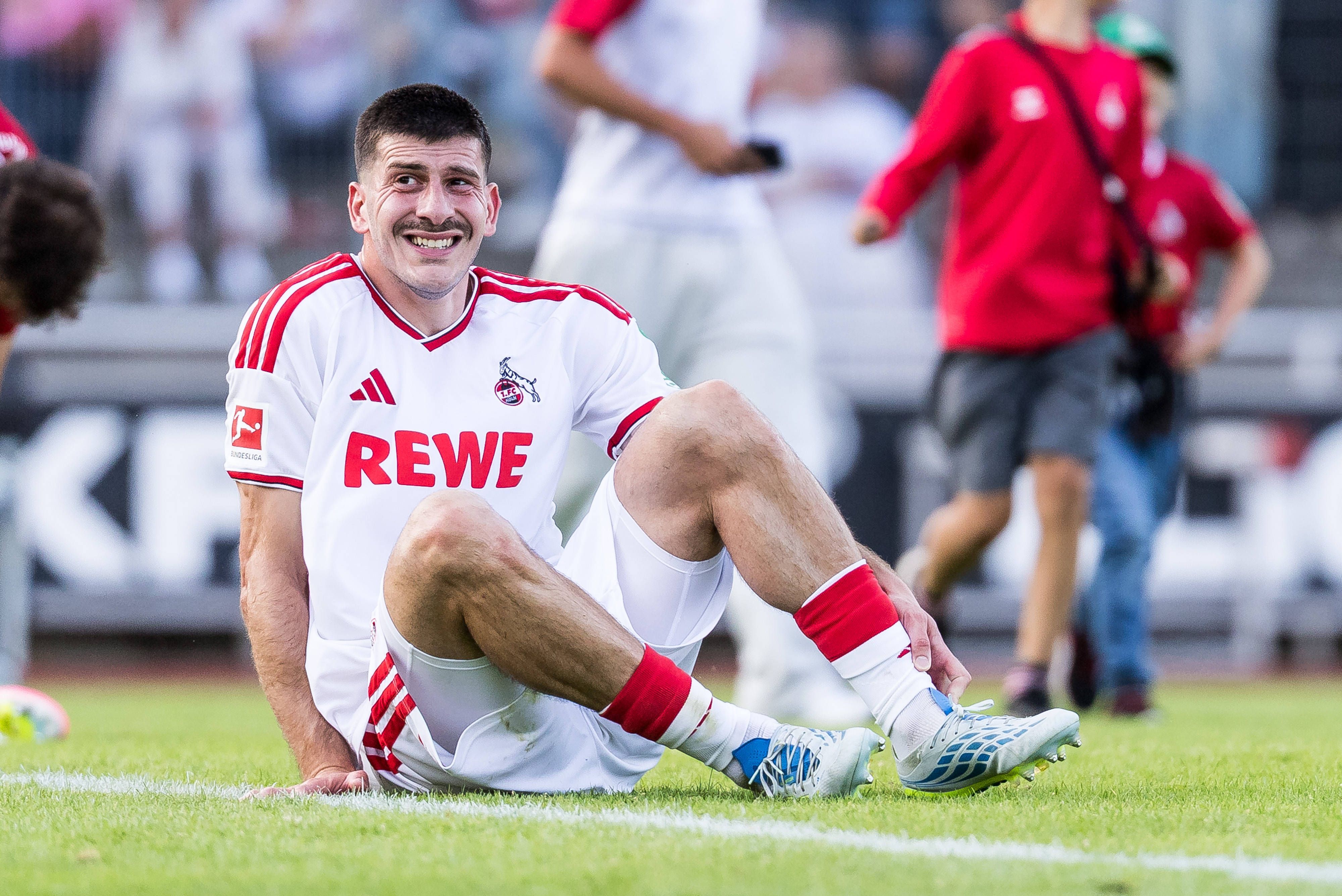 Luka Lochoshvili hält sich den Knöchel.