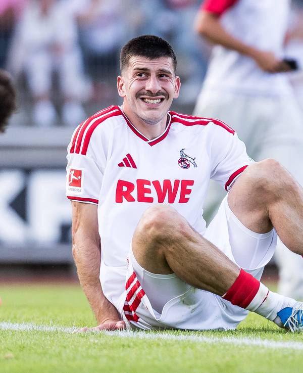 Luka Lochoshvili hält sich den Knöchel.