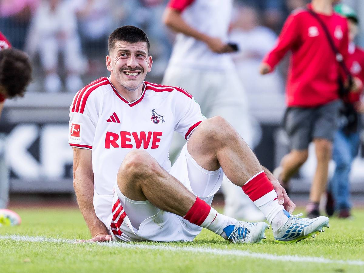 Luka Lochoshvili hält sich den Knöchel.