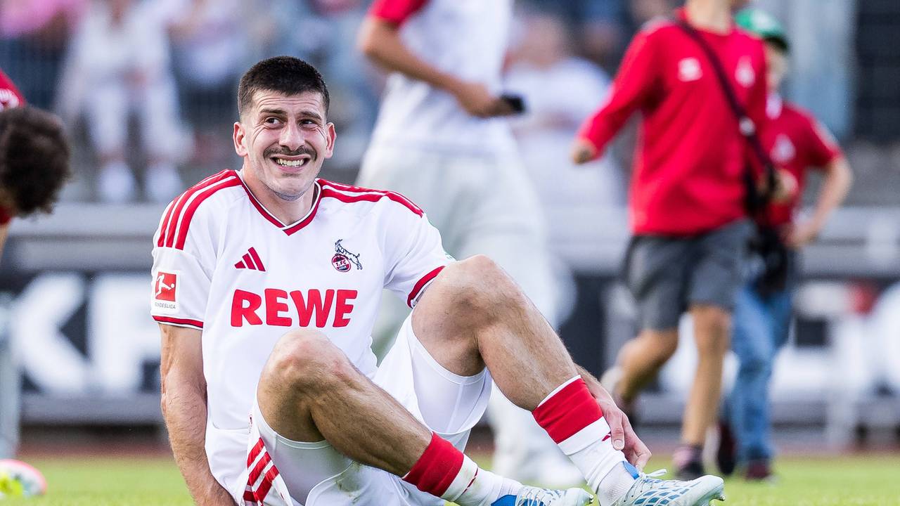 Luka Lochoshvili hält sich den Knöchel.