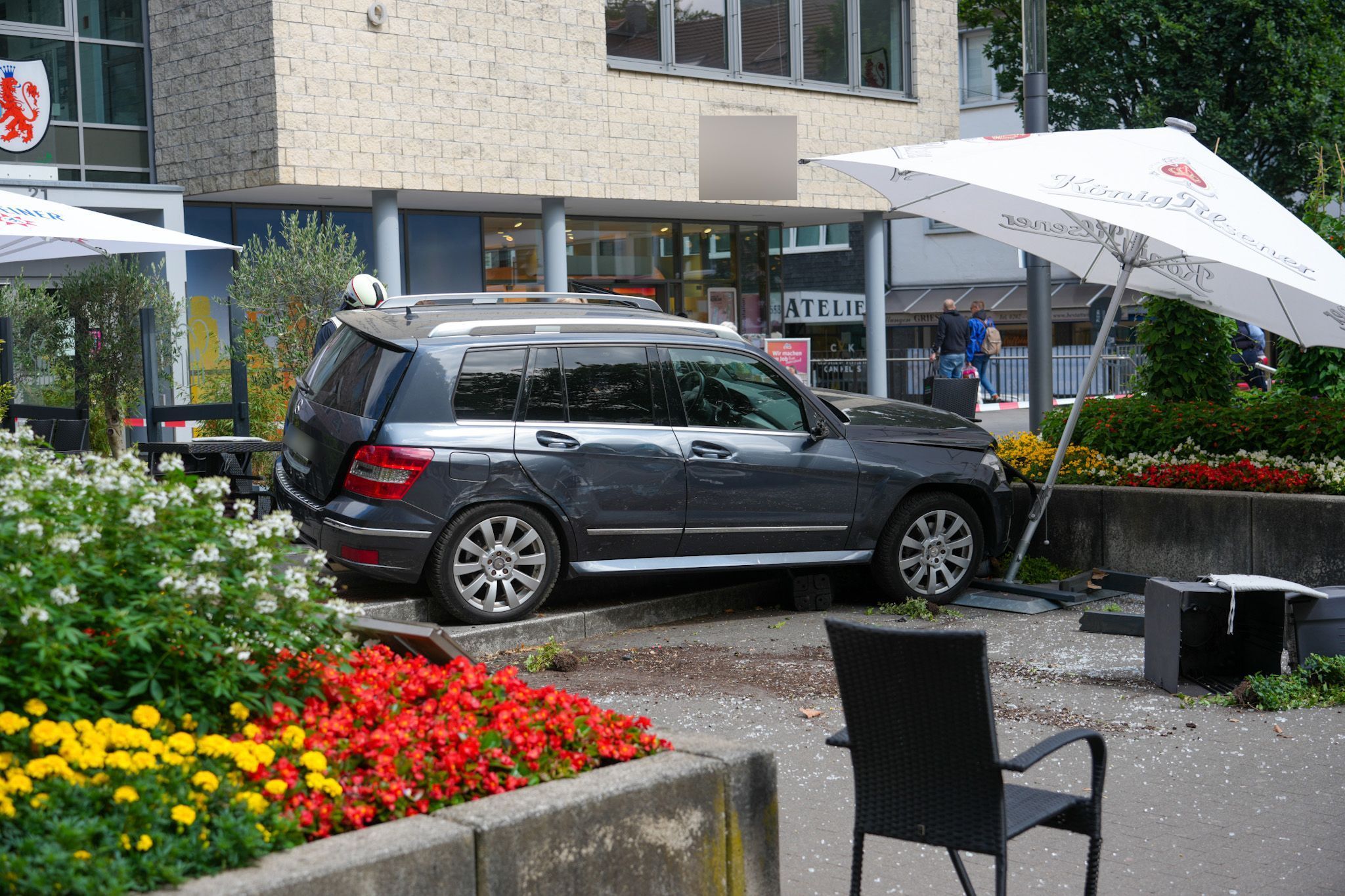 84-Jähriger fährt in Außengastronomie