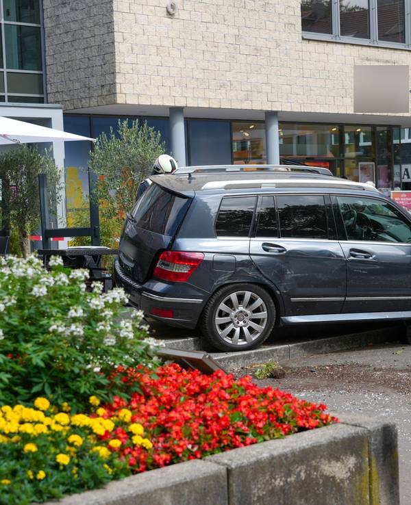 84-Jähriger fährt in Außengastronomie