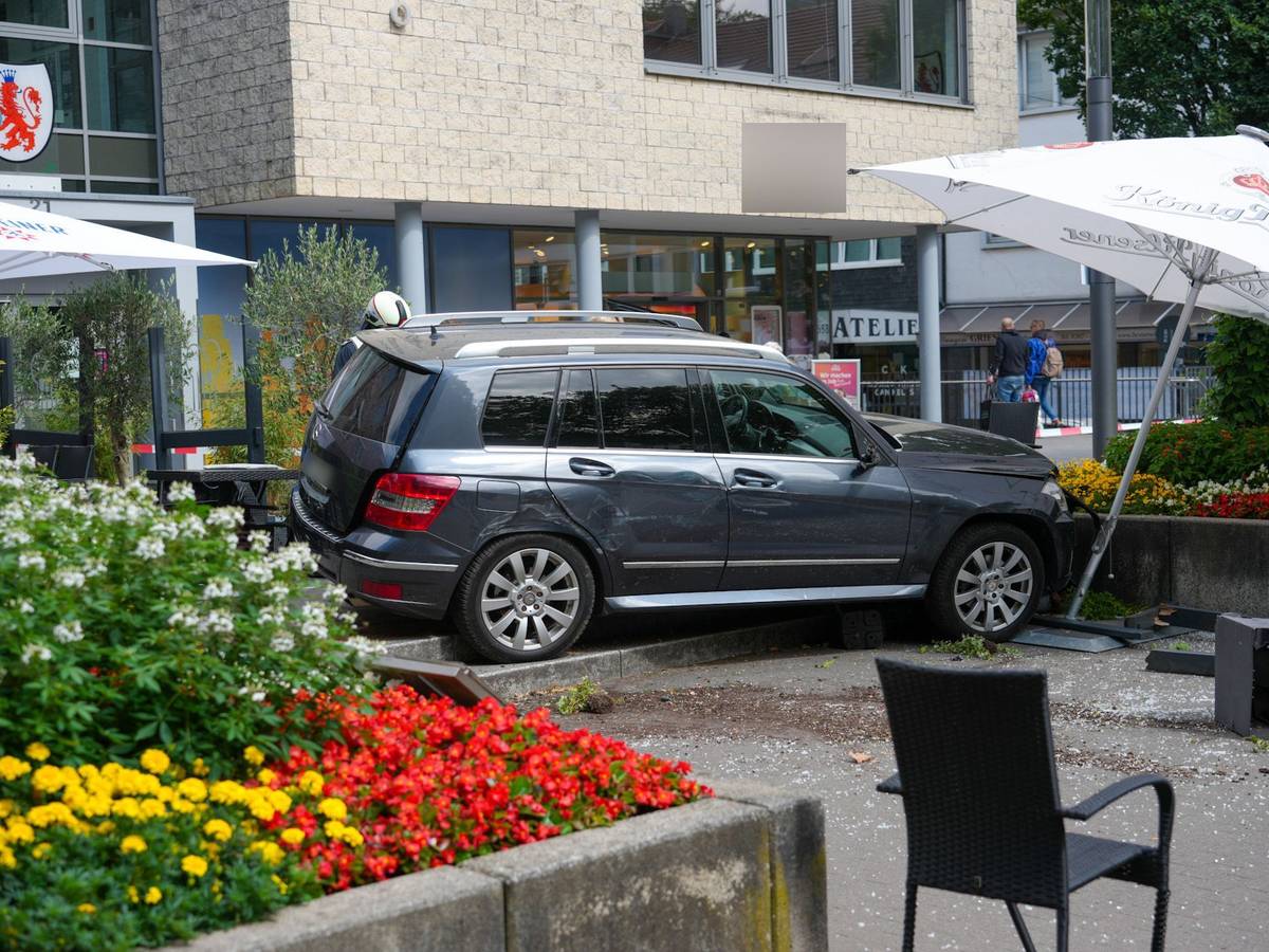 84-Jähriger fährt in Außengastronomie