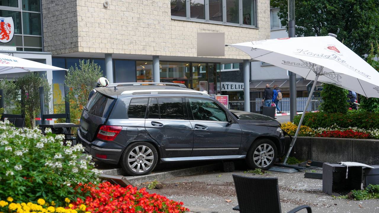 84-Jähriger fährt in Außengastronomie