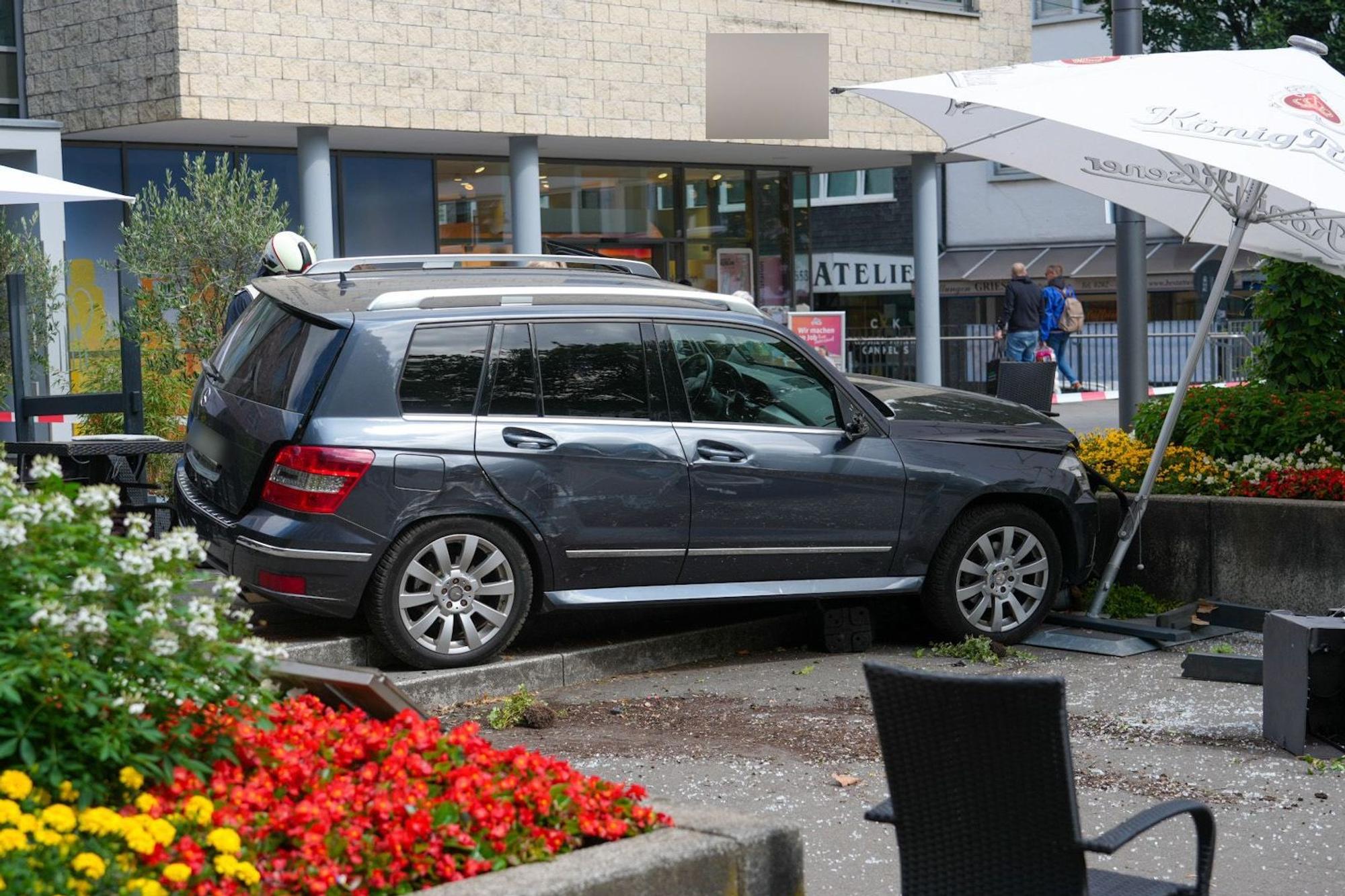 84-Jähriger fährt in Außengastronomie