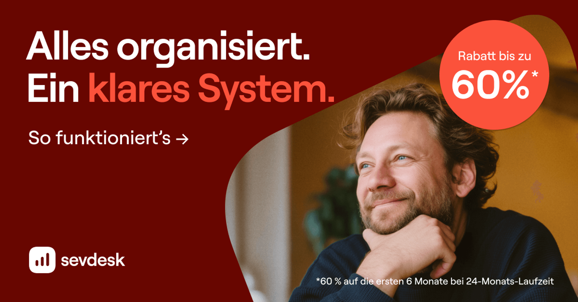 Das Bild bewirbt die Buchhaltungs- und Rechnungssoftware Sevdesk mit der Headline "Alles organisiert. Ein klares System." und hebt einen Rabatt von bis zu 60% auf die ersten 6 Monate hervor. Auf der rechten Seite ist ein lächelnder Mann zu sehen.