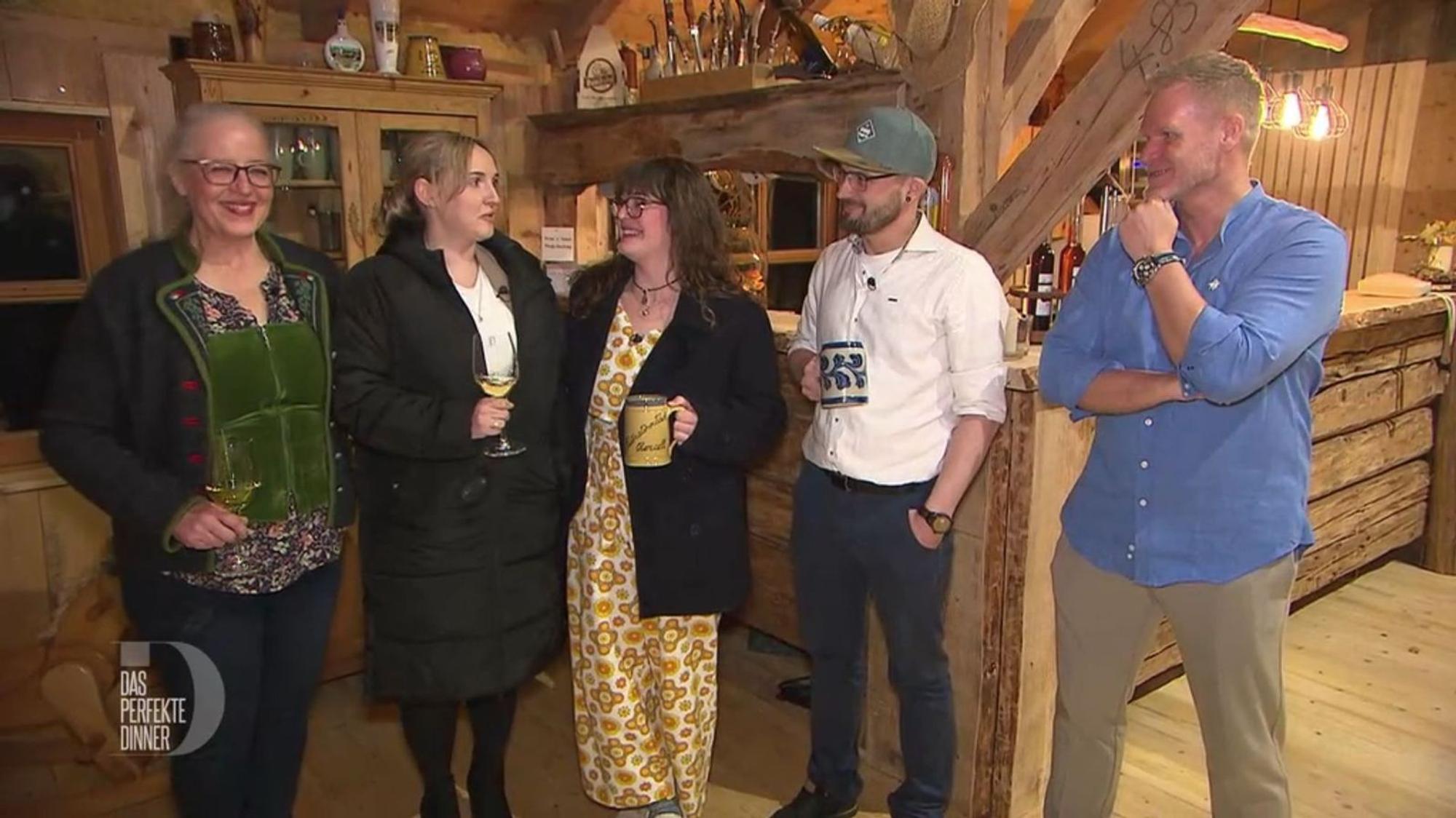 Kerstin (Zweite von links) kann den Wochensieg noch gar nicht fassen.
(Bild: RTL)
