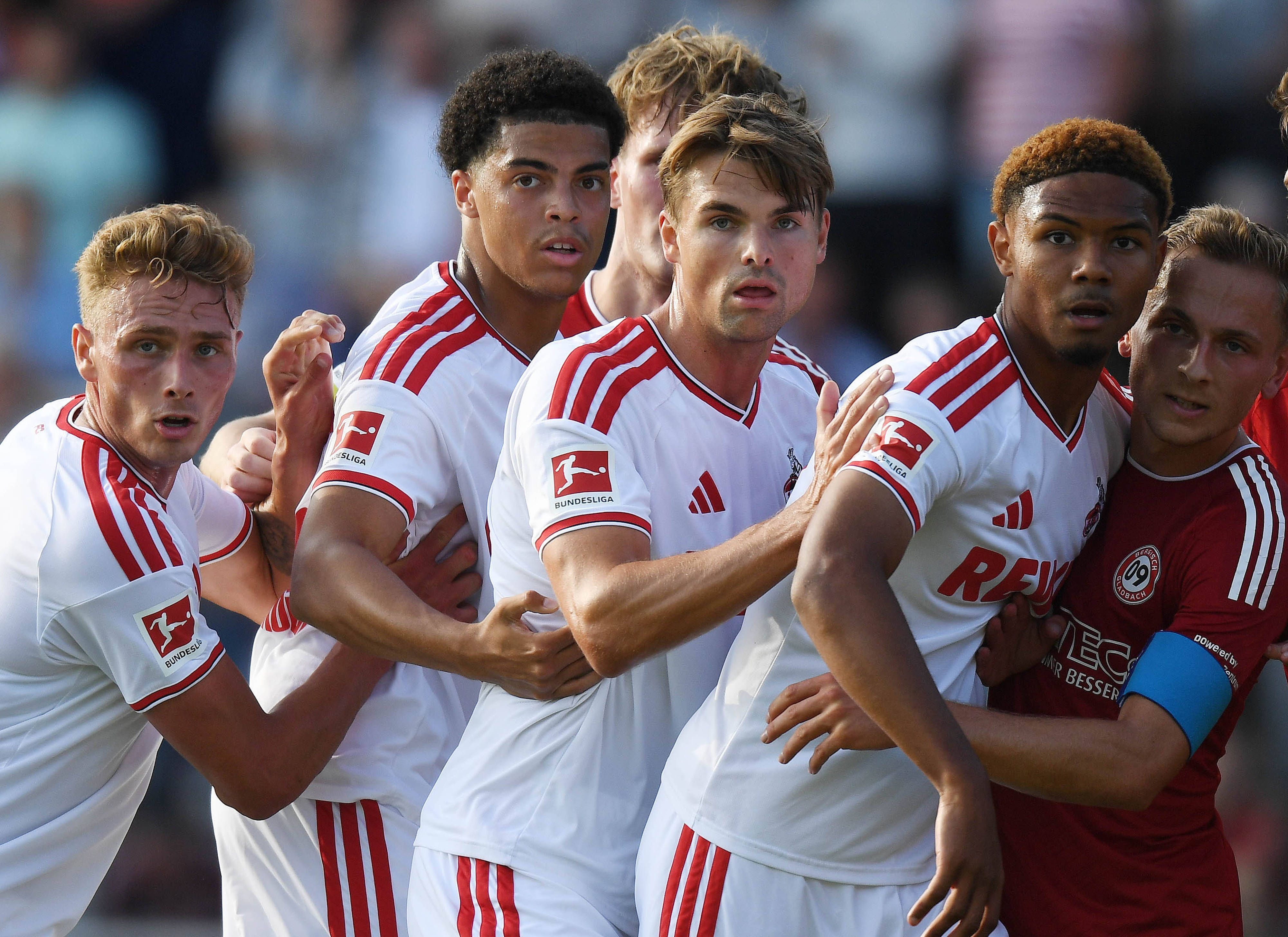 Sebastian Sebulonsen, Jahmai Simpson-Pusey, Joel Schmied und Maik Afri Akumu erwarten einen Eckball.