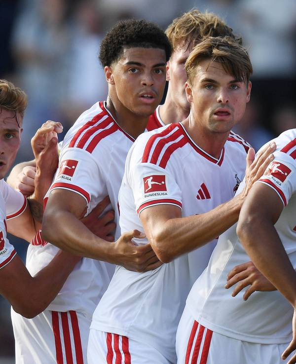 Sebastian Sebulonsen, Jahmai Simpson-Pusey, Joel Schmied und Maik Afri Akumu erwarten einen Eckball.
