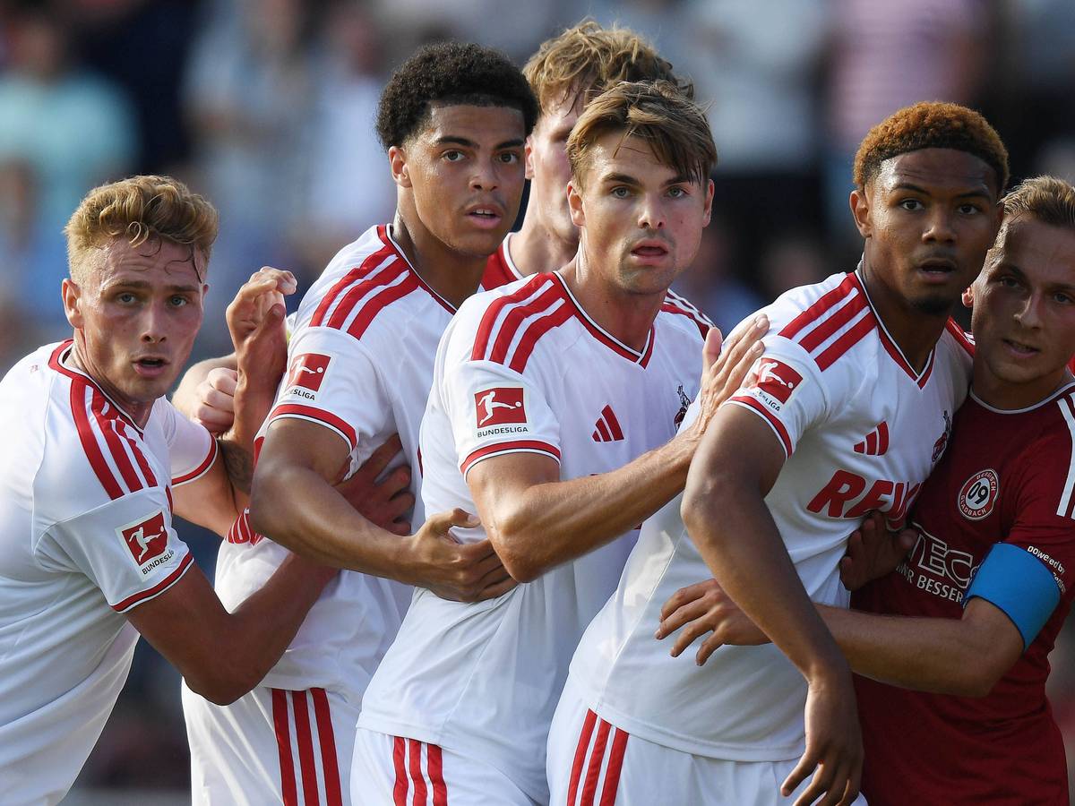 Sebastian Sebulonsen, Jahmai Simpson-Pusey, Joel Schmied und Maik Afri Akumu erwarten einen Eckball.