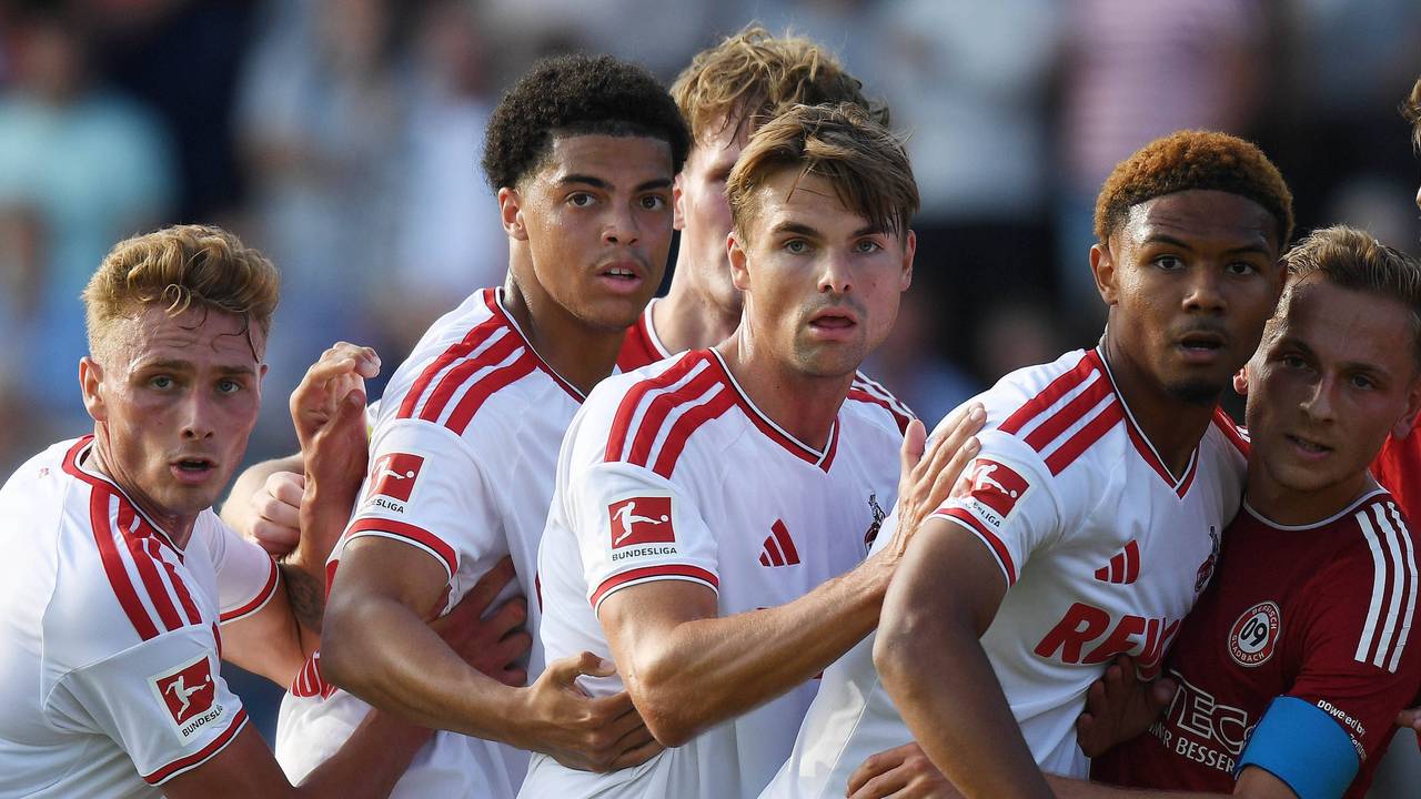 Sebastian Sebulonsen, Jahmai Simpson-Pusey, Joel Schmied und Maik Afri Akumu erwarten einen Eckball.