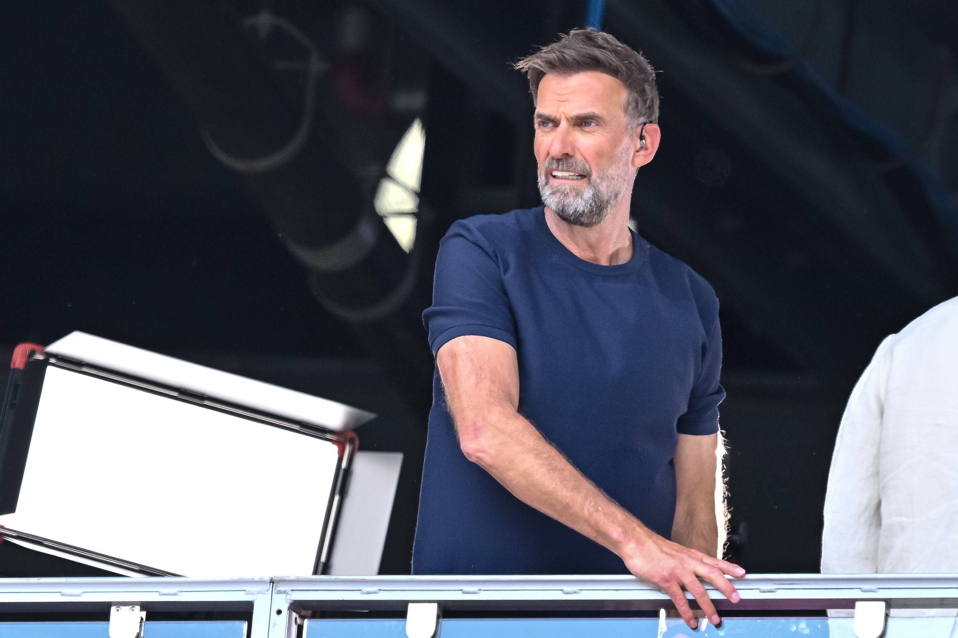 Jürgen Klopp mit Bart und dunklem Oberteil