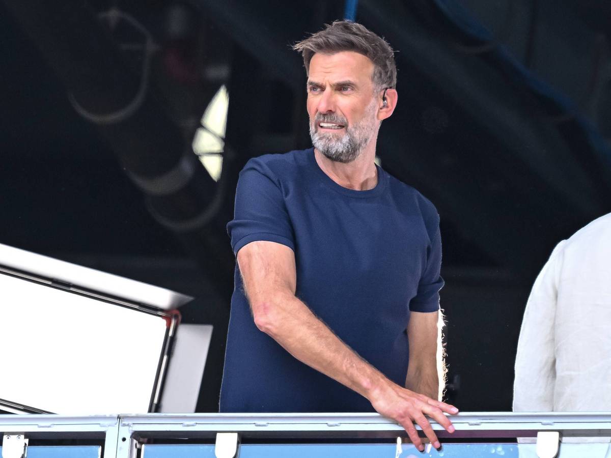 Jürgen Klopp mit Bart und dunklem Oberteil