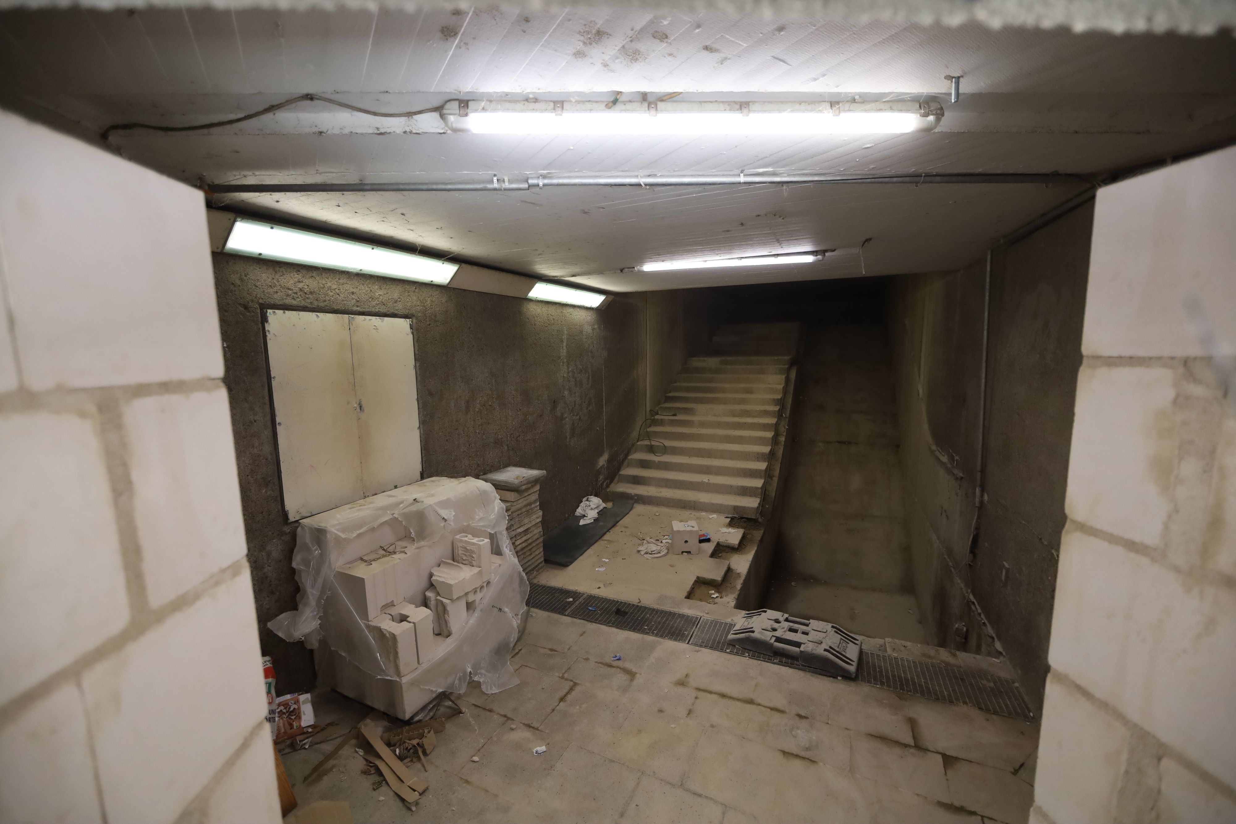 Bauarbeiten am Ebertplatz. Mehrere Treppenaufgänge wurden mit Betondeckeln versehen bzw. zugemauert.