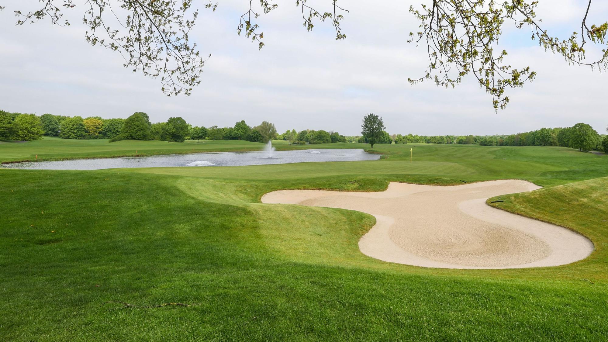 Eine Frau kam bei einem Unfall auf einem Golfplatz bei Pulheim ums Leben. (Symbolfoto)