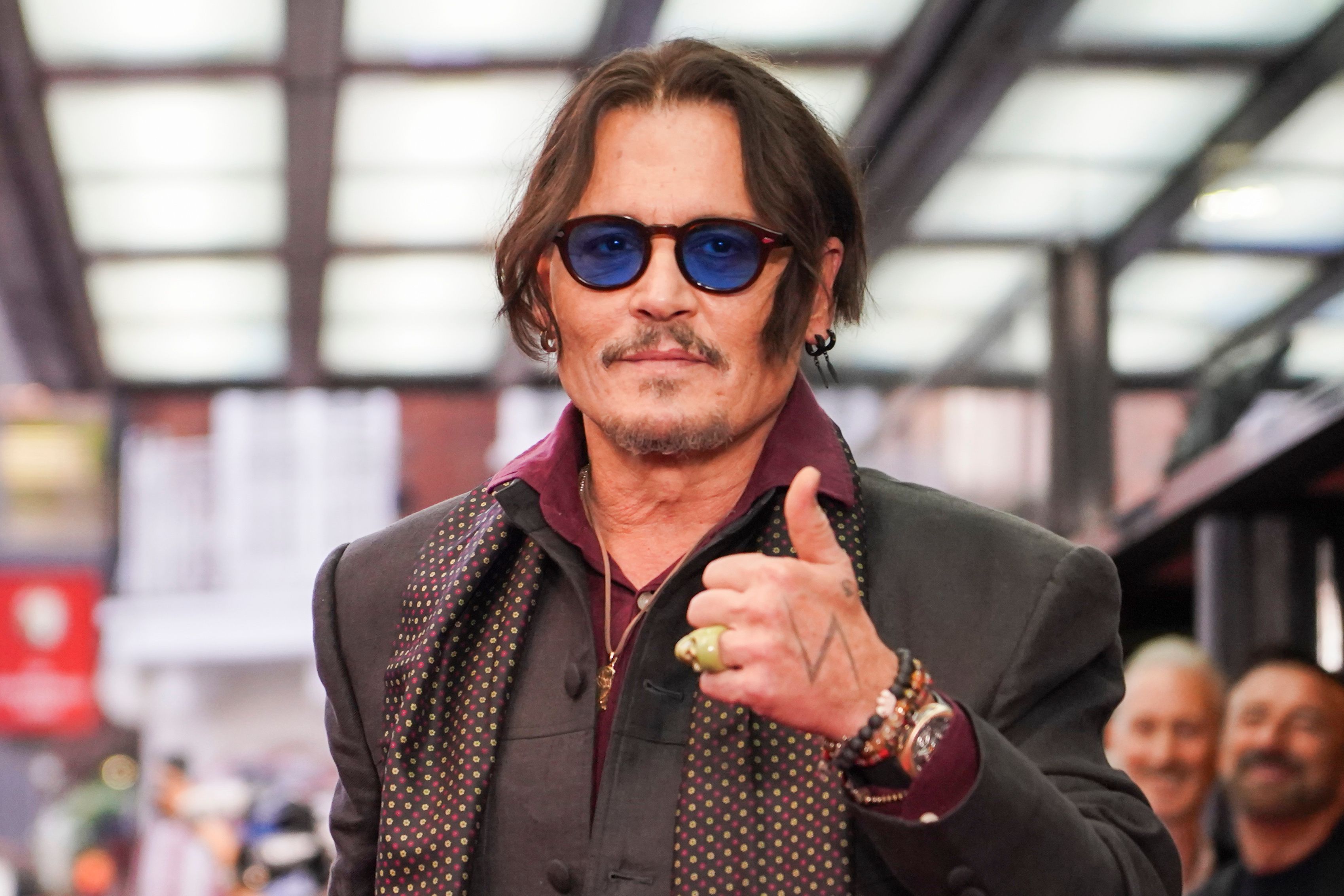 Johnny Depp posiert für Fotografen bei der Ankunft zur Premiere des Films „Modigliani Three Days On The Wing Of Madness“ in London.