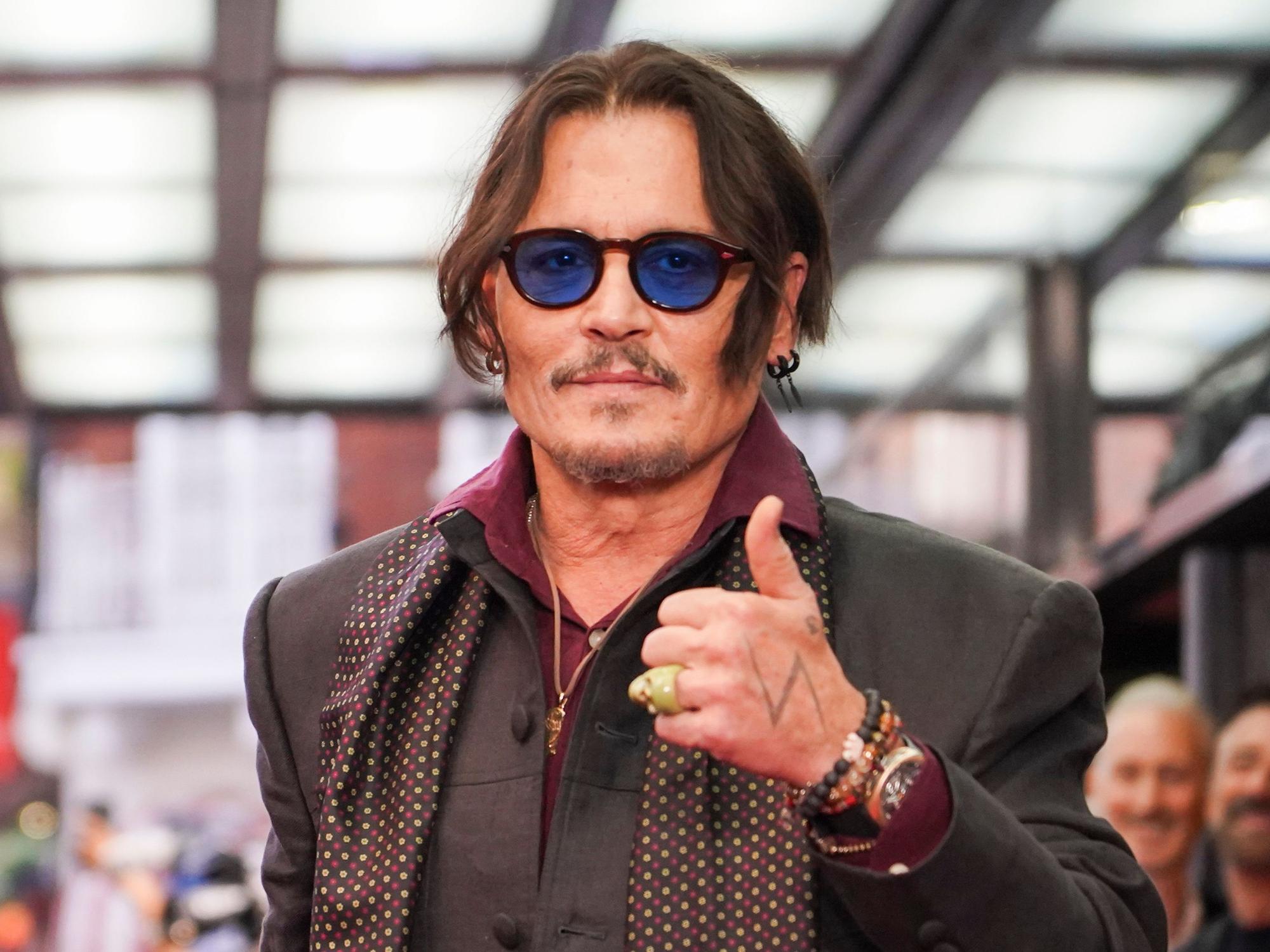 Johnny Depp posiert für Fotografen bei der Ankunft zur Premiere des Films „Modigliani Three Days On The Wing Of Madness“ in London.