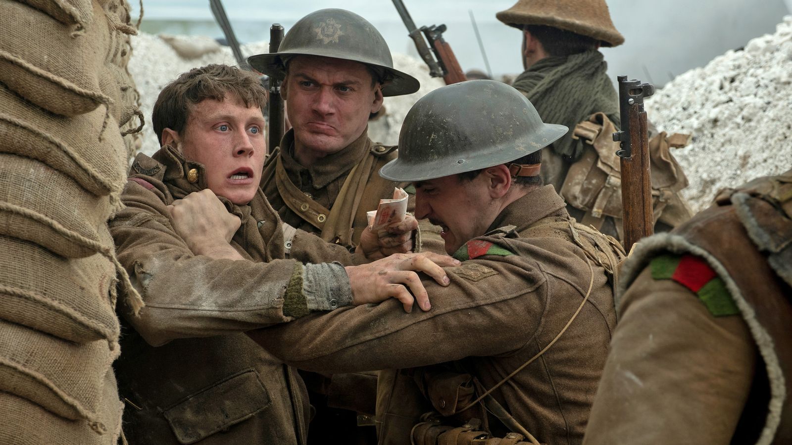 Schofield (George MacKay, links) muss sich beim Wettlauf gegen die Zeit auch gegen eigene Truppen durchsetzen.  (Bild: RTLZWEI)