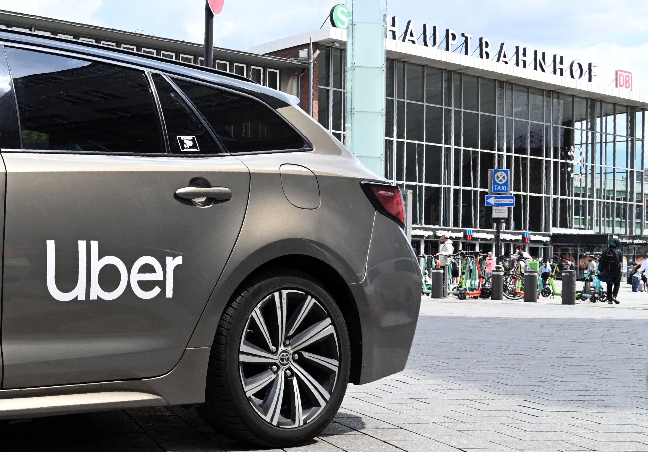 Uber sind in der Stadt unterwegs. Die Mindestpreise für Mietwagenfahrten in Kölnwurden jetzt gekippt.