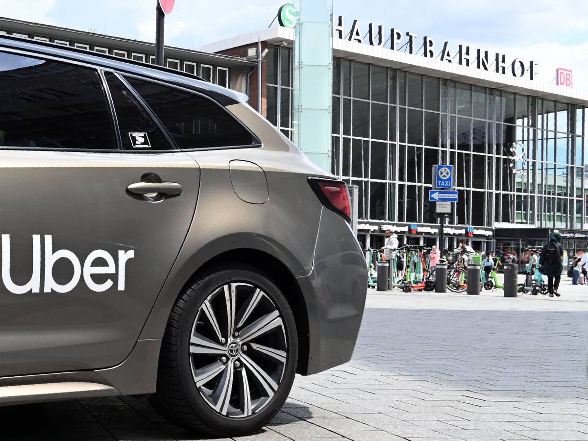 Uber sind in der Stadt unterwegs. Die Mindestpreise für Mietwagenfahrten in Kölnwurden jetzt gekippt.