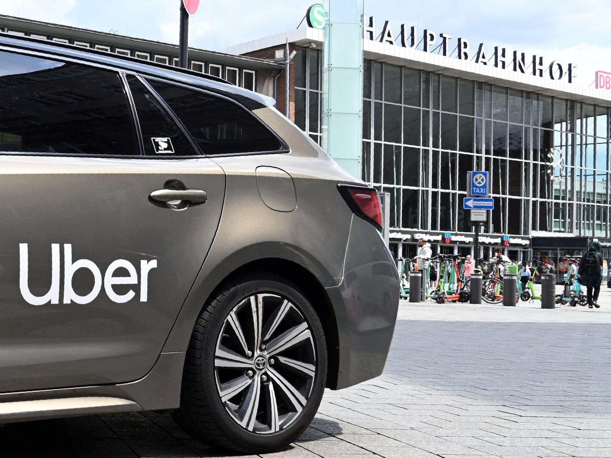 Uber sind in der Stadt unterwegs. Die Mindestpreise für Mietwagenfahrten in Kölnwurden jetzt gekippt.