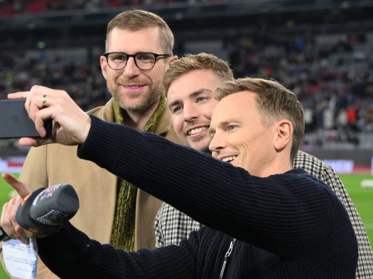 Per Mertesacker (l.), Christoph Kramer und Moderator Jochen Breyer (r.) machen ein Selfie.