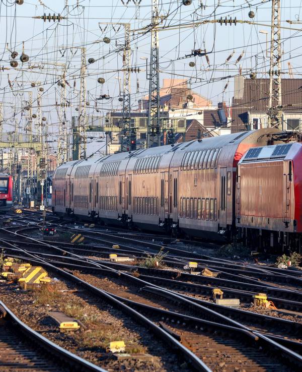 Der Regionalexpress-Zug der Deutschen Bahn RE9