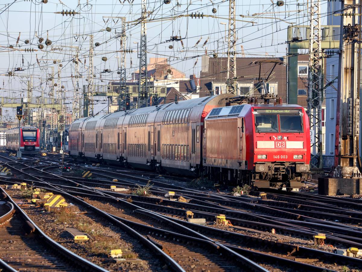 Der Regionalexpress-Zug der Deutschen Bahn RE9