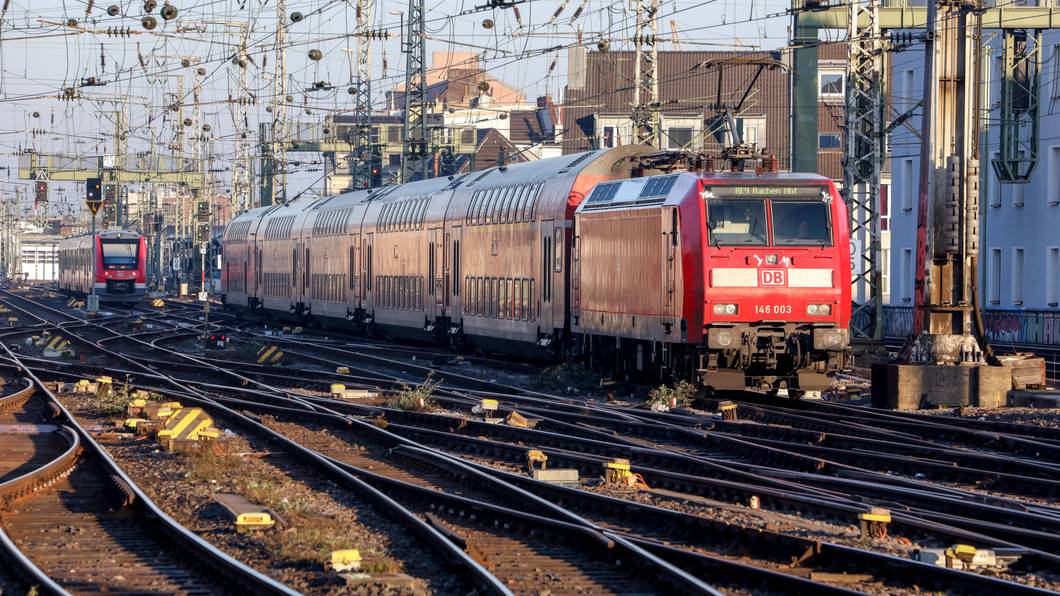 Der Regionalexpress-Zug der Deutschen Bahn RE9