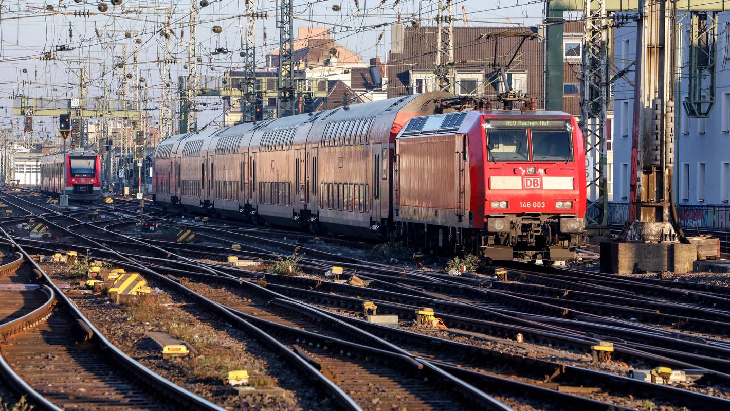 Der Regionalexpress-Zug der Deutschen Bahn RE9