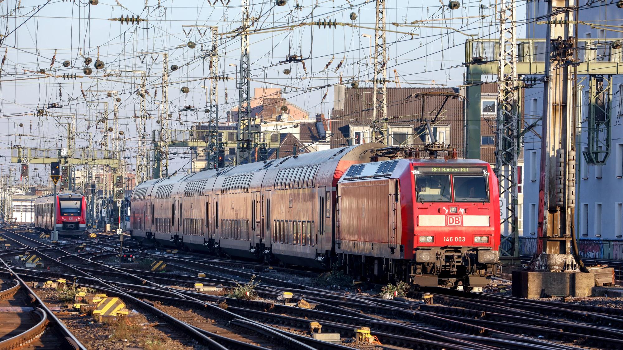 Der Regionalexpress-Zug der Deutschen Bahn RE9
