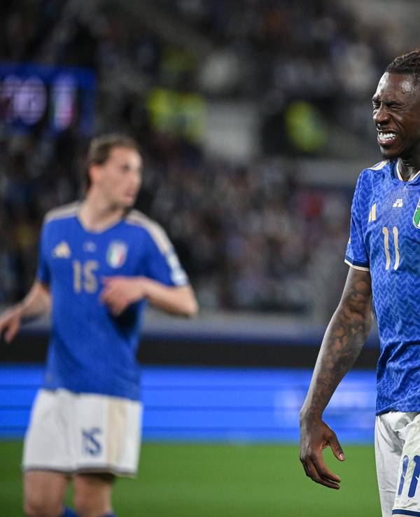 Moise Kean verzieht das Gesicht.