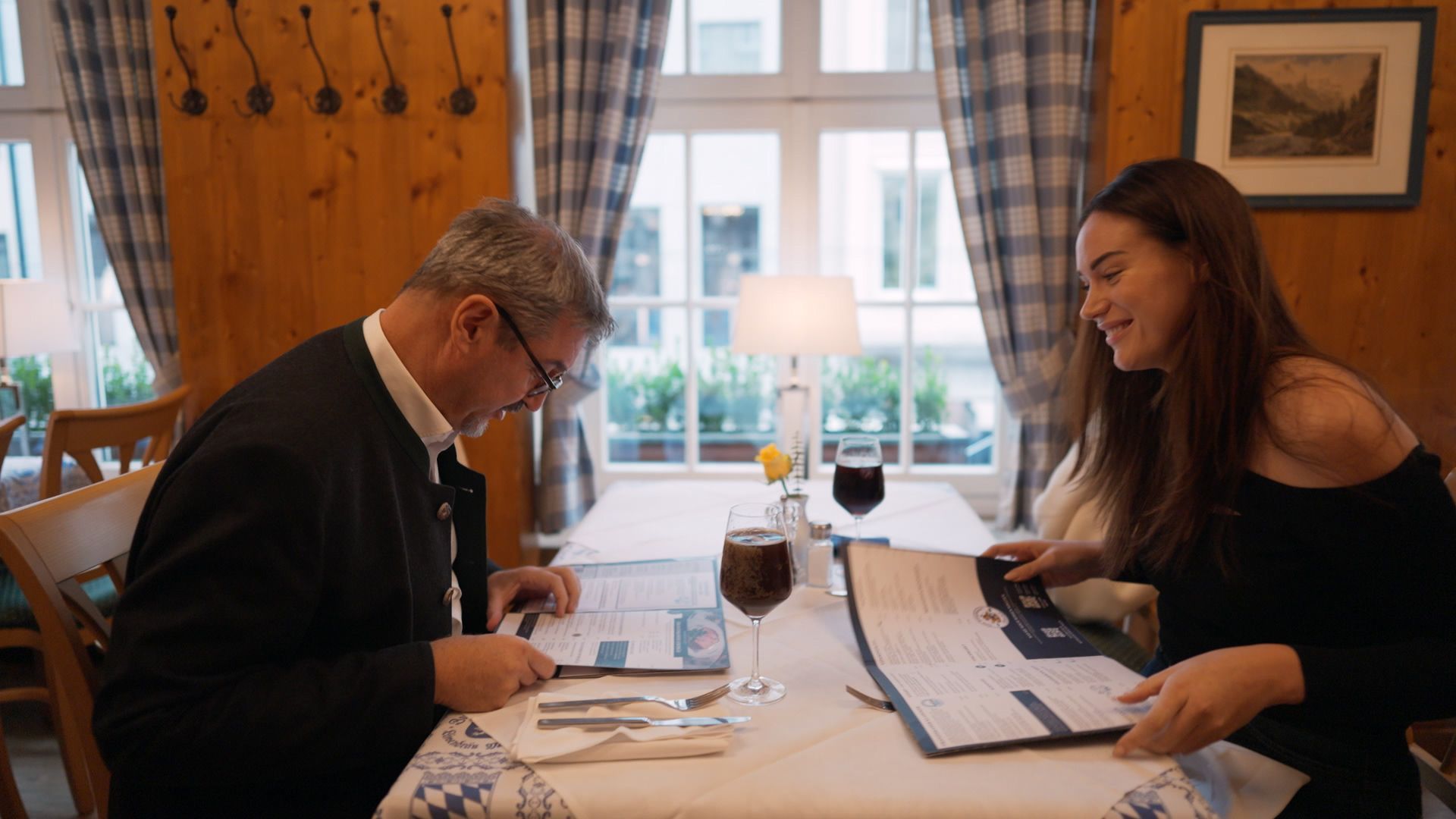Markus Söder (CSU) und seine Tochter Gloria-Sophie Burkandt sitzen in einem Restaurant.