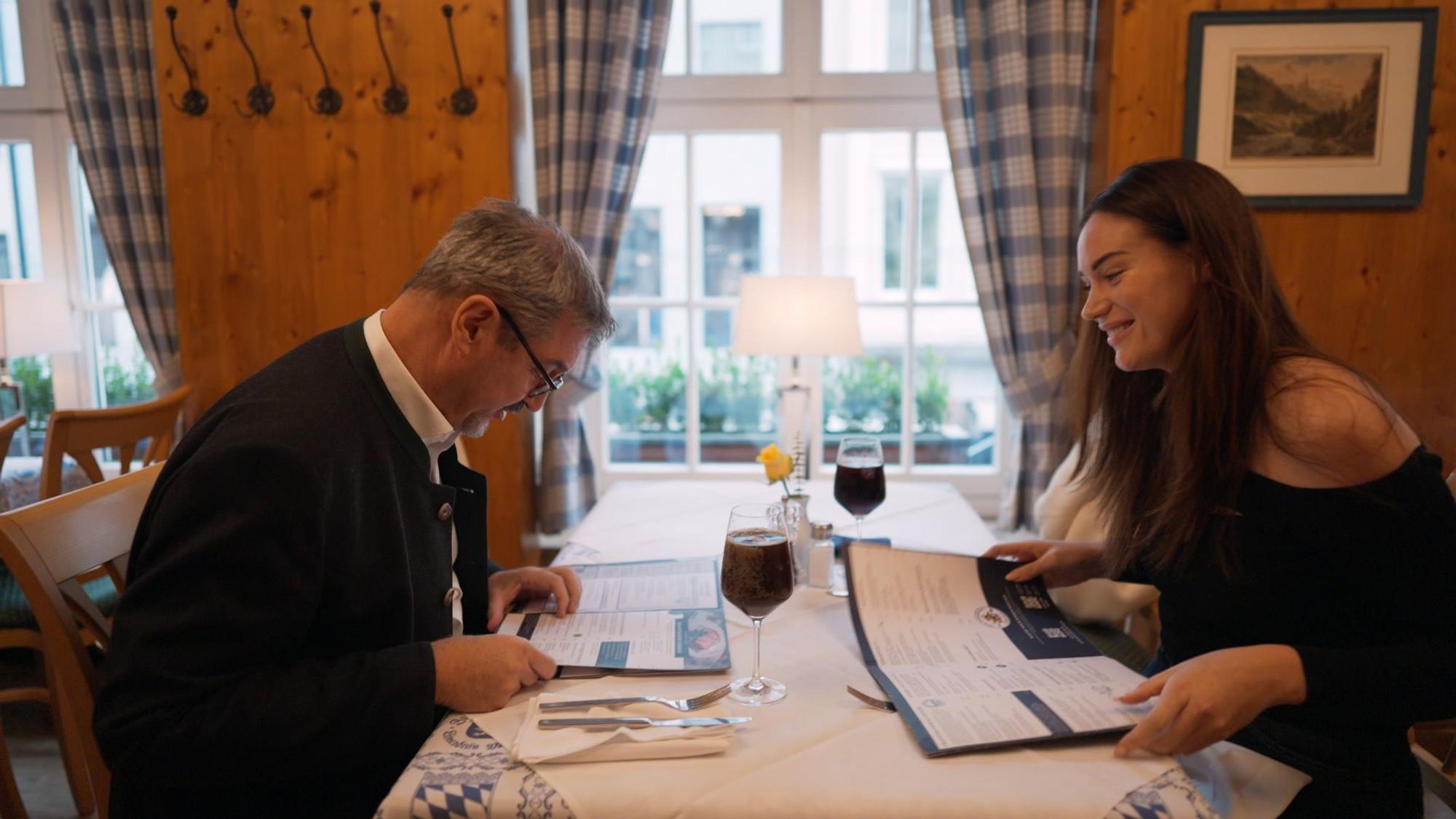 Markus Söder (CSU) und seine Tochter Gloria-Sophie Burkandt sitzen in einem Restaurant.