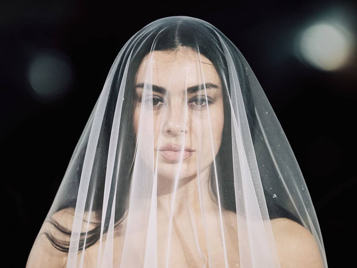 Charli XCX präsentiert sich auf „Music, Fashion, Film“ mit einem neuen Image. (Bild: 2026 Getty Images/Gareth Cattermole)